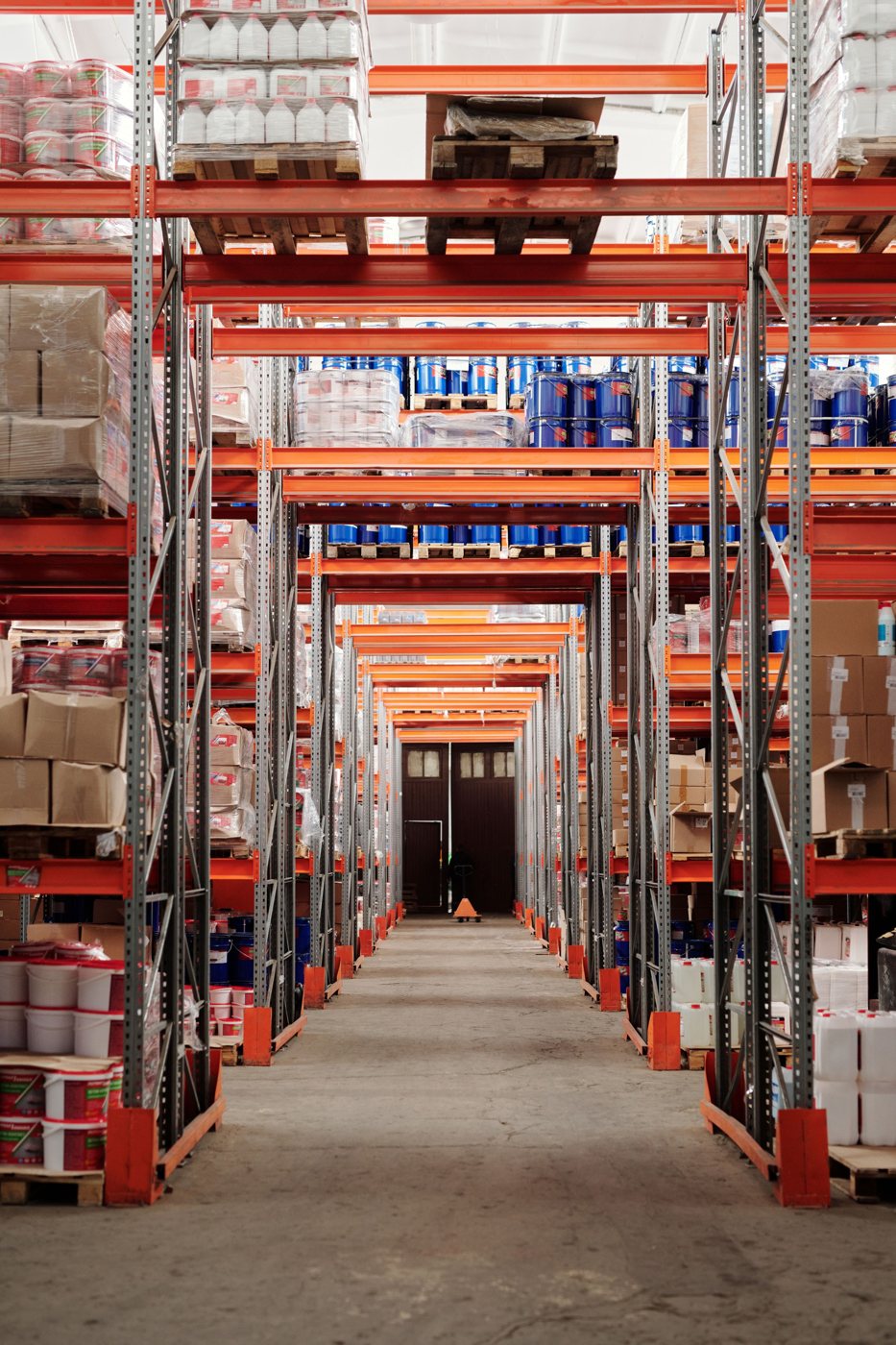 Allée de palettiers dans un entrepôt logistique